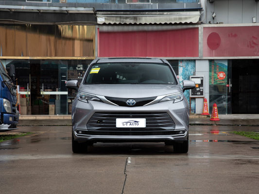 MPV подержанная Toyota Sienna с естественным типом двигателя и светодиодными фарами