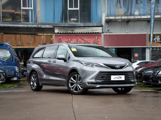 MPV подержанная Toyota Sienna с естественным типом двигателя и светодиодными фарами