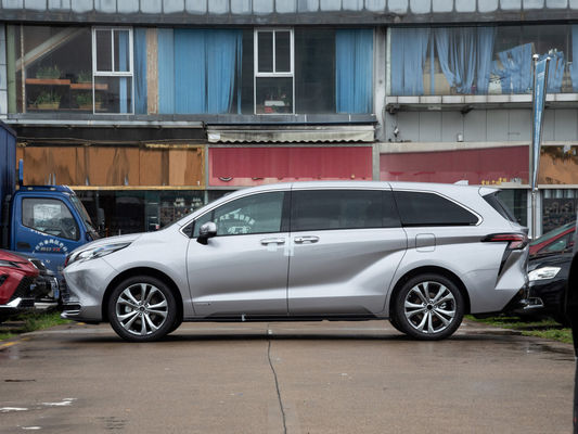 MPV подержанная Toyota Sienna с естественным типом двигателя и светодиодными фарами