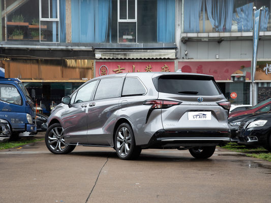 MPV подержанная Toyota Sienna с естественным типом двигателя и светодиодными фарами