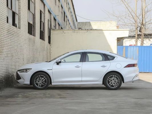 2024 BYD Qin PLUS DM-i 55KM Champion Edition Аккумуляторный электромобиль в черном цвете