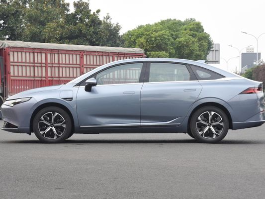 Xpeng P5 EV Vehicles напрямую продают китайские электромобили в различных цветах