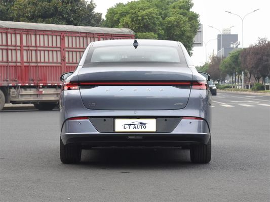 Xpeng P5 EV Vehicles напрямую продают китайские электромобили в различных цветах