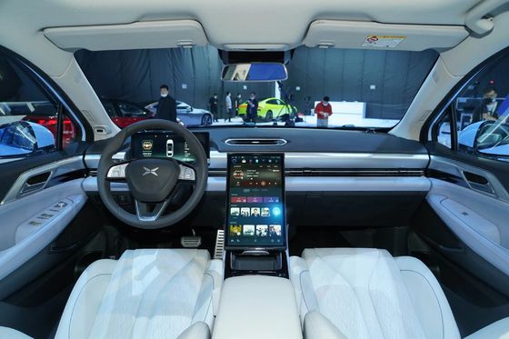 Xpeng P5 EV Vehicles напрямую продают китайские электромобили в различных цветах