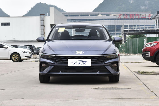 Движение на топливе и FWD Hyundai Elantra Маленький семейный автомобиль с задней подвеской с торсионным пучком