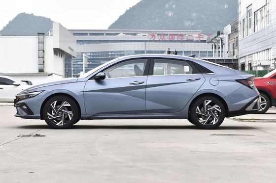 Движение на топливе и FWD Hyundai Elantra Маленький семейный автомобиль с задней подвеской с торсионным пучком