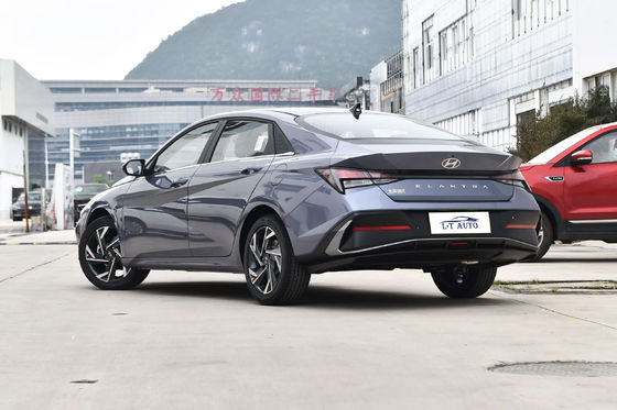 Движение на топливе и FWD Hyundai Elantra Маленький семейный автомобиль с задней подвеской с торсионным пучком